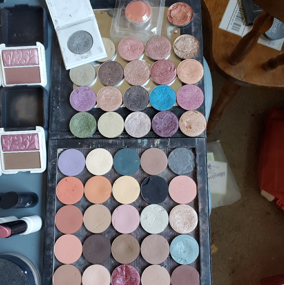 YOUNIQUE PRESSED SHADOWS